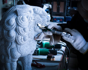 「一生もの」を造る四代目石彫職人。その活力の原点は「職人カレー」